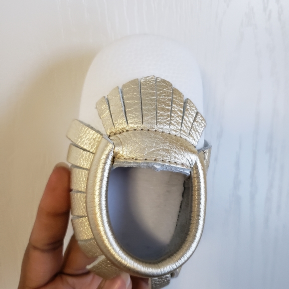 Bebila white baby moccasins with gold bow tassel - Picture 12 of 13